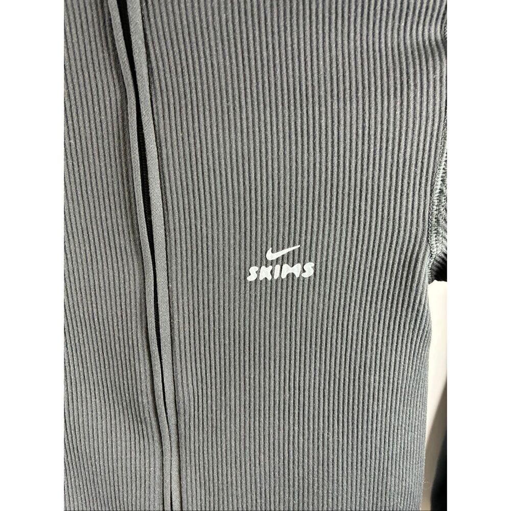 SKIMS Nike NWT Ribbed Seamless Cropped Full Zip Jacket in Obsidian Size XS - Picture 5 of 10